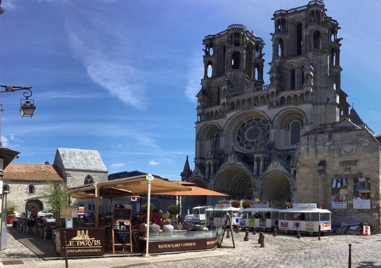مبيت وإفطار لووْ Logis Du Parvis ***Face Cathedrale/In Front Of The Cathedral*** المظهر الخارجي الصورة